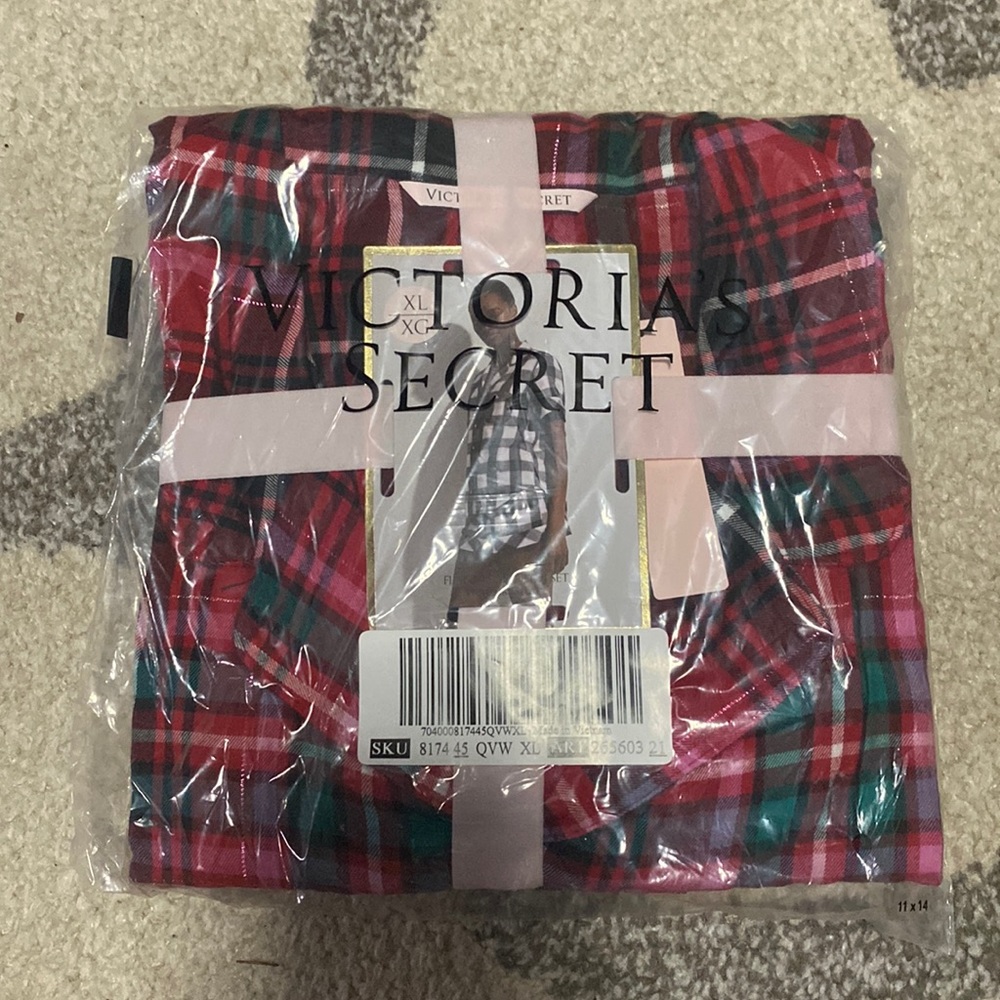 Never worn Victoria’s Secret pajama set